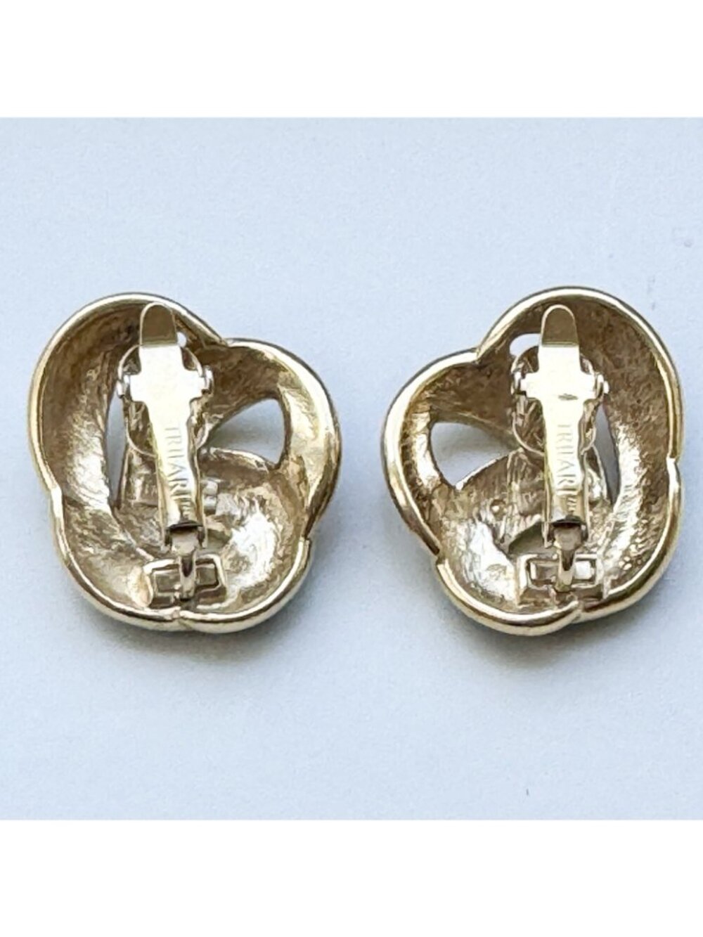 Vintage Trifari Earrings Black Enamel Gold Twist Knot Clip-On Signed Very Nice! - Picture 4 of 11